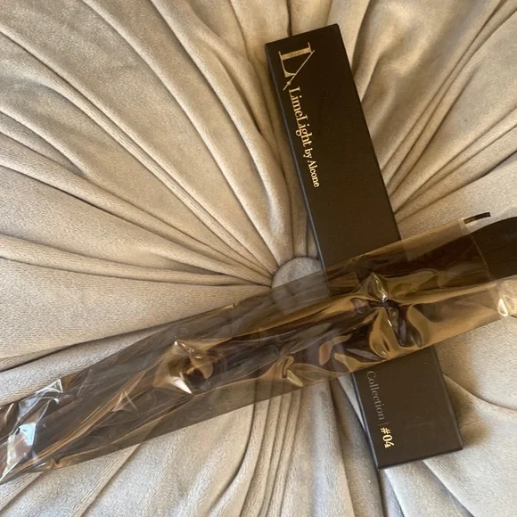 🎀 NEW in Box Classified Brush Collection Foundation Brush #04 - Picture 2 of 6